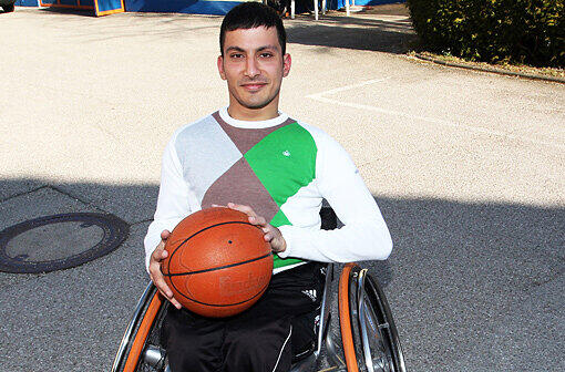 Zufriedener Gesichtsausdruck: Mahir in seinem neuen Sportrollstuhl &ndash; jetzt kann er damit richtig loslegen.