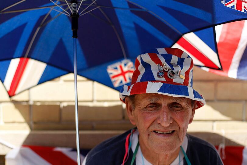 Eingewickelt in die britische Nationalflagge. Ein Royal-Fan wartet vor dem Krankenhaus.