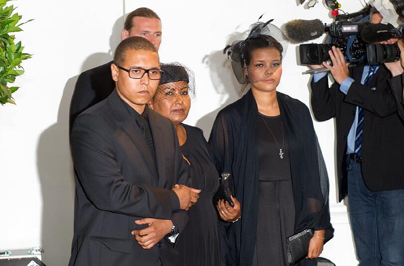Almaz Böhm (M), die Witwe von Karlheinz Böhm, und ihre Kinder Nicolas (l) und Aida (r).