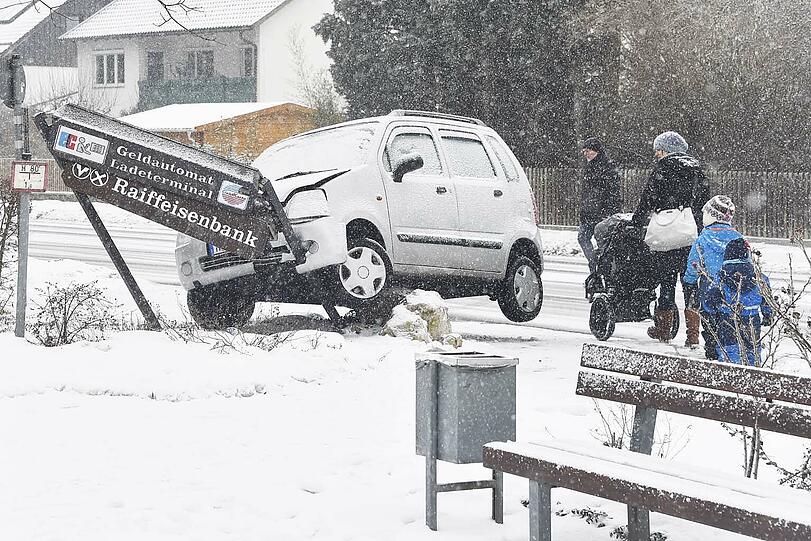 Der Suzuki endete auf dem Bankschild. Verletzt wurde bei dem Unfall glücklicherweise niemand.
