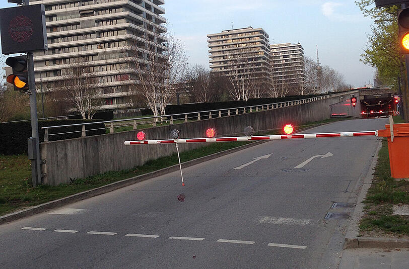 Rote Ampel, Schranke: Der Petueltunnel war am Mittwochmorgen wegen eines Feueralarms komplett gesperrt.