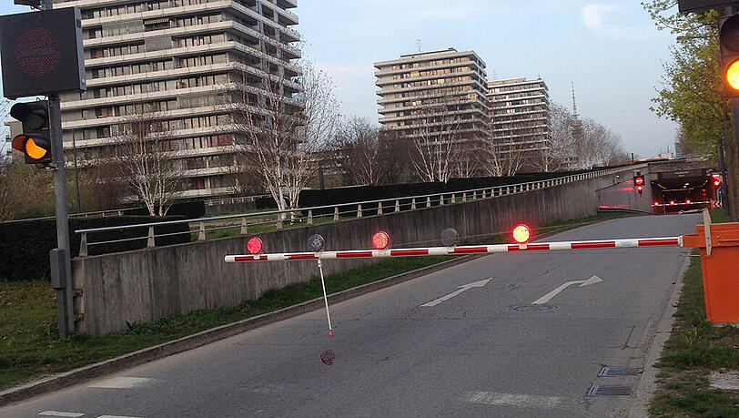 Rote Ampel, Schranke: Der Petueltunnel war am Mittwochmorgen wegen eines Feueralarms komplett gesperrt. Rote Ampel, Schranke: Der Petueltunnel war am Mittwochmorgen wegen eines Feueralarms komplett gesperrt.