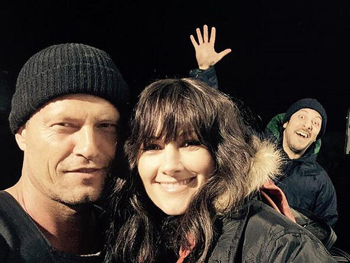 Atemlos in Hamburg: Til Schweiger und Helene Fischer - und im Hintergrund hüpft Fahri Yardim durchs Bild