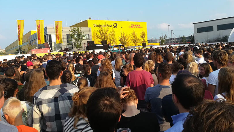 Dem AZ-Reporter vor Ort zufolge sind rund 2.500 Menschen zum Gratis-Konzert von Marteria und Casper gekommen.