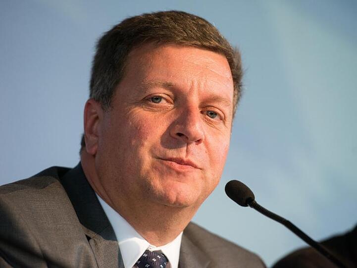 Christian Bernreiter (CSU) spricht während einer Pressekonferenz. Foto: Armin Weigel/Archivbild