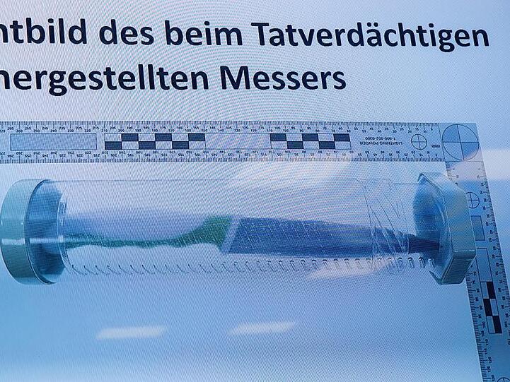 Das Bild der Tatwaffe - ein Messer - zu sehen auf einem Bildschirm während einer Pressekonferenz zur Festnahme.
