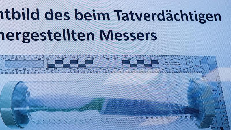 Das Bild der Tatwaffe - ein Messer - zu sehen auf einem Bildschirm während einer Pressekonferenz zur Festnahme. Das Bild der Tatwaffe - ein Messer - zu sehen auf einem Bildschirm während einer Pressekonferenz zur Festnahme.