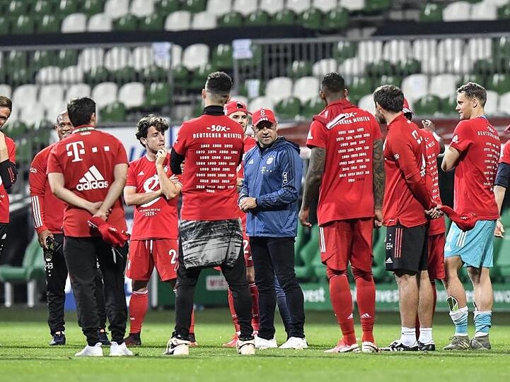 Bayern-Coach Hansi Flick (M) hält in Bremen seine erste Ansprache als Meistertrainer.