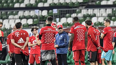 Bayern-Coach Hansi Flick (M) hält in Bremen seine erste Ansprache als Meistertrainer.