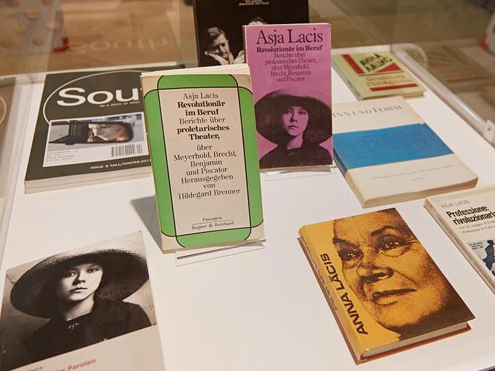 Auf deutsch erschienene Werke der bolschewistischen Theaterregisseurin Asja Lacis liegen in der Lettischen Nationalbibliothek. Eine Ausstellung widmet der Beziehung zwischen ihr und dem Philosophen Walter Benjamin.