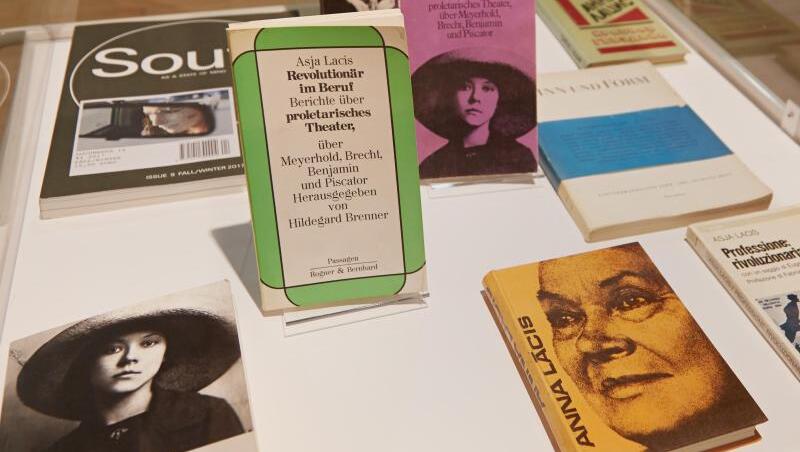 Auf deutsch erschienene Werke der bolschewistischen Theaterregisseurin Asja Lacis liegen in der Lettischen Nationalbibliothek. Eine Ausstellung widmet der Beziehung zwischen ihr und dem Philosophen Walter Benjamin. Auf deutsch erschienene Werke der bolschewistischen Theaterregisseurin Asja Lacis liegen in der Lettischen Nationalbibliothek. Eine Ausstellung widmet der Beziehung zwischen ihr und dem Philosophen Walter Benjamin.