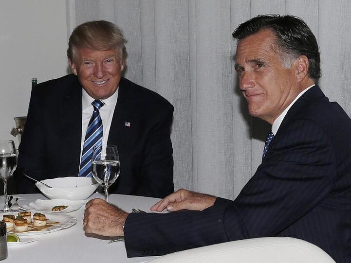 Vor rund zwei Jahren noch im freundlichen Gespräch: Donald Trump und sein innerparteilicher Kritiker Mitt Romney.