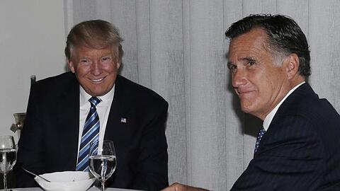 Vor rund zwei Jahren noch im freundlichen Gespräch: Donald Trump und sein innerparteilicher Kritiker Mitt Romney.