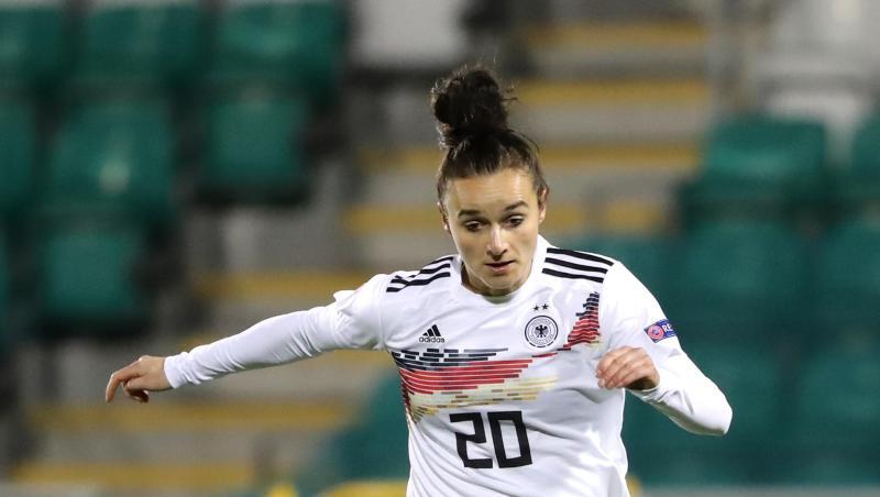 Lina Magull am Ball.
