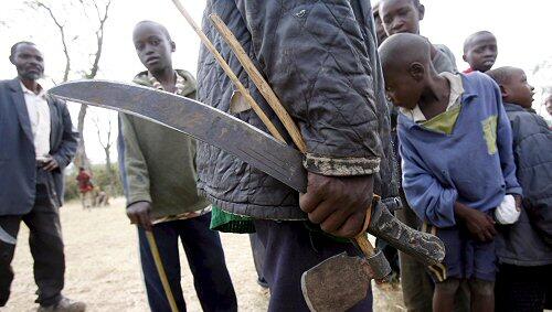 Die Wahl der Waffen in Kenia - Machete und Axt - erinnert an den Völkermord in Ruanda Die Wahl der Waffen in Kenia - Machete und Axt - erinnert an den Völkermord in Ruanda