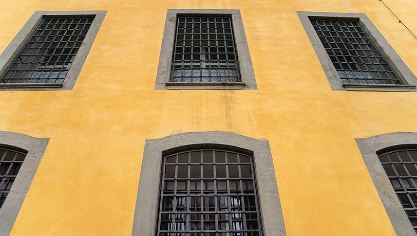 Blick auf die mit Gittern befestigten Fenster der JVA Bamberg.