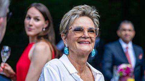 Gloria F&uuml;rstin von Thurn und Taxis mischte sich im Park von Schloss St. Emmeram unter die G&auml;ste.