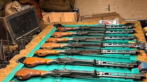 Maschinengewehre wurden sichergestellt.