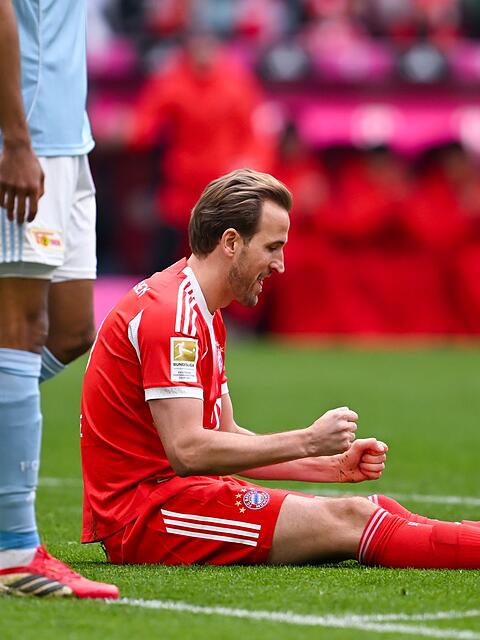 Harry Kane ballt nach seinem 31. Saisontor im Sitzen die F&auml;uste.