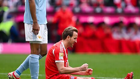 Harry Kane ballt nach seinem 31. Saisontor im Sitzen die F&auml;uste.