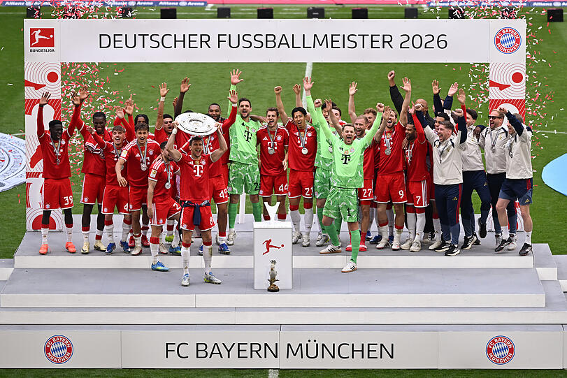 Tolle Geste: Leon Goretzka, der den FC Bayern nach acht Jahren verlassen wird, darf die Meisterschale in die H&ouml;he stemmen.