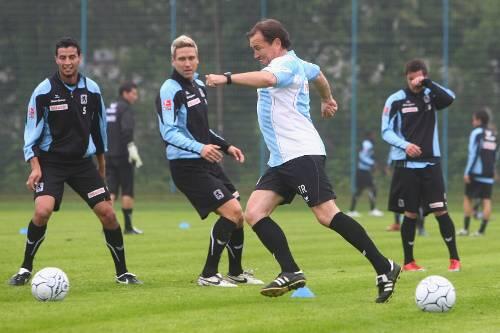 Ewald Lienen war früher mal Außenstürmer. Hier zeigt er seinen Verteidigern Felhi (li.) und Hoffmann, wie's geht.