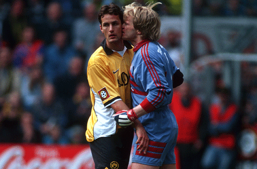 In bester Dracula-Manier ging Oliver Kahn am 24. Spieltag der Saison 1998/99 auf BVB-Stürmer Heiko Herrlich los. Der Dortmunder hatte im Westfalenstadion bereits zwei Mal gegen den "Bayern-Titan" eingenetzt, am Ende trennte man sich allerdings mit einem 2:2-Unentschieden.