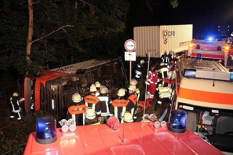 Warum ein aus München kommender Lkw am Montagabend auf der B12 nach rechts umkippt und seinen Fahrer einklemmt, ist nicht bekannt. Der Mann wird in ein Krankenhaus gebracht.