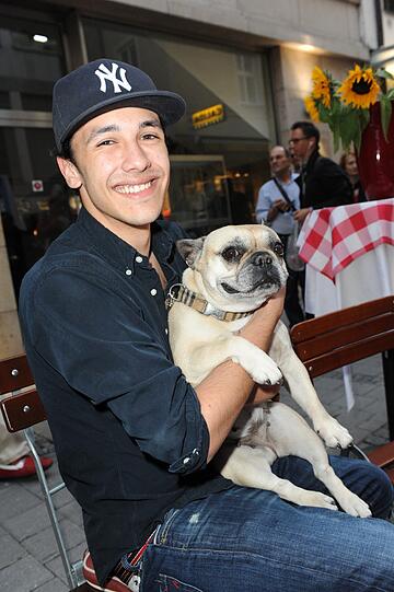 Ein treuer Begleiter: Marvin Eckerle mit Hund Amelie.