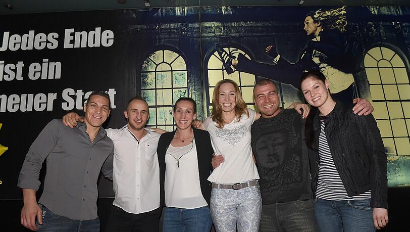Christine Theiss mit ihren Kickboxkollegen Pietro Vecchio, David Morina, Julia Irmen, Daniel Dörrer und Marie Lang. Christine Theiss mit ihren Kickboxkollegen Pietro Vecchio, David Morina, Julia Irmen, Daniel Dörrer und Marie Lang.