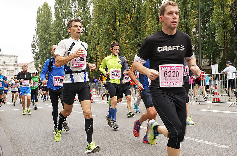 Die Läufer und Läuferinnen des 30. München Marathon am 11.20.2015