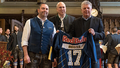 Gruppenbild mit Meister-Trikot: OB Dieter Reiter (r.) mit EHC-Manager Christian Winkler (l.) und Trainer Don Jackson.