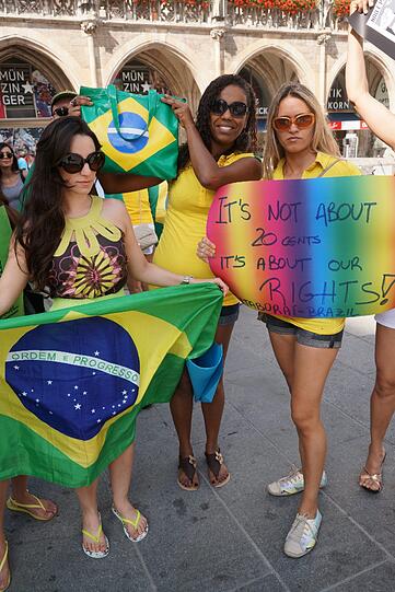 Mehrere Hundert Brasilianer und Brasilianerinnen haben am Marienplatz gegen Zustände in Brasilien demonstriert.