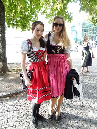 Zwei Münchnerinnen im Dirndl...