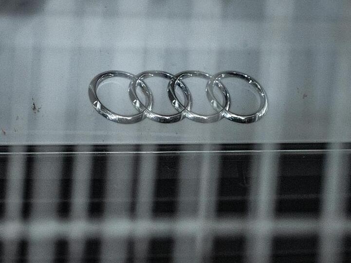 Hinter einem Metallzaun steht ein Audi mit dem Logo des Autoherstellers auf der Motorhaube. Foto: Armin Weigel/Archiv