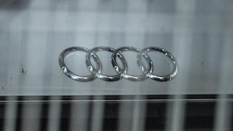 Hinter einem Metallzaun steht ein Audi mit dem Logo des Autoherstellers auf der Motorhaube. Foto: Armin Weigel/Archiv Hinter einem Metallzaun steht ein Audi mit dem Logo des Autoherstellers auf der Motorhaube. Foto: Armin Weigel/Archiv