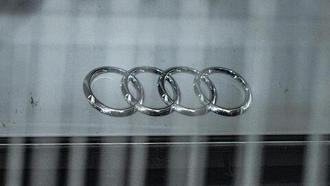 Hinter einem Metallzaun steht ein Audi mit dem Logo des Autoherstellers auf der Motorhaube. Foto: Armin Weigel/Archiv