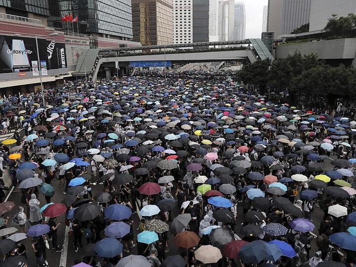 Gegner des Auslieferungsgesetzes protestieren in Hongkong.