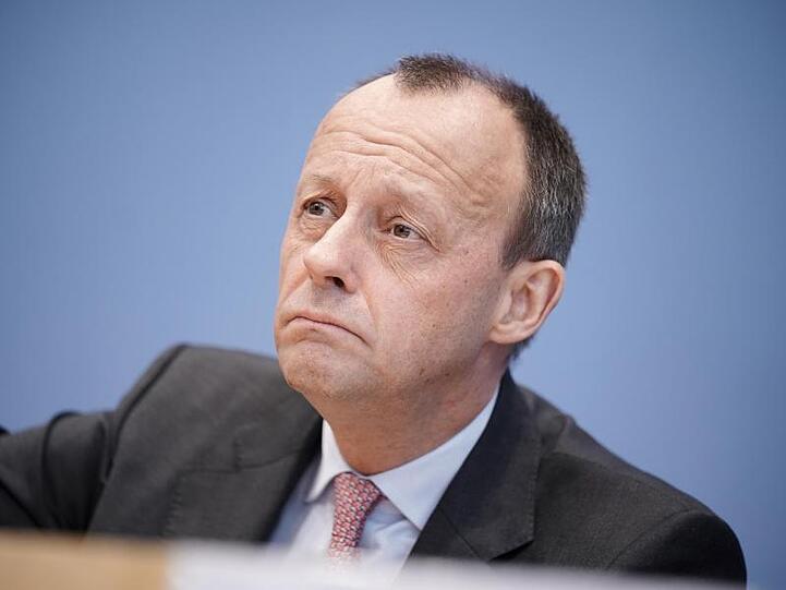 Merz stellte in dem Funke-Interview klar, es habe kein ernsthaftes Angebot für ein Ministeramt im Kabinett von Kanzlerin Angela Merkel (CDU) vorgelegen.