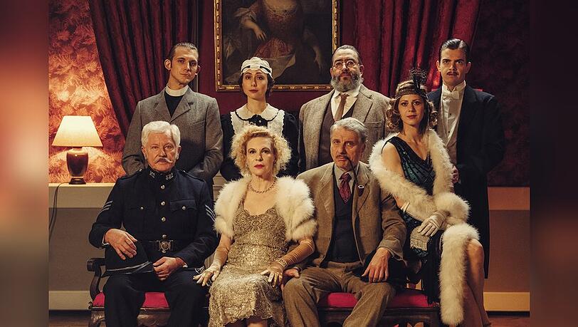 Im "Tatort: Mord unter Misteln" werden Ivo Batric (Miroslav Nemec, l.) und Franz Leitmayr (Udo Wachtveitl, 2.v.r.) ins England der 1920er Jahre befördert.