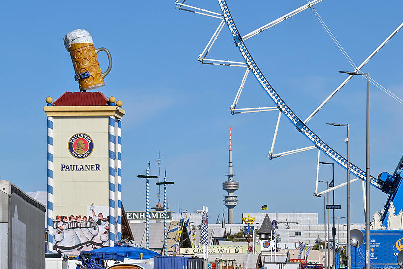 Die großen Festzelte stehen noch. Hier müssen zuerst Elektrik und Schankanlagen abmontiert werden.