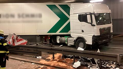 Kurz vor 6 Uhr kollidierte der Kühltransporter mit dem Fahrbahntrenner, gegen 12.30 Uhr konnte der Einsatz endgültig beendet werden.