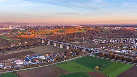 Eine Sperrung der Donaubrücke Sinzing könnte laut ADAC potenziell einen volkswirtschaftlichen Schaden von 75 Millionen Euro pro Jahr bringen. (Produktion)