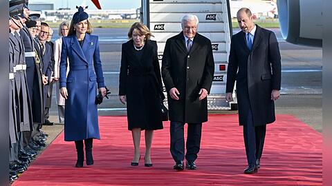 Prinzessin Kate und Prinz William haben Bundespräsident Frank-Walter Steinmeier und seine Ehefrau Elke Büdenbender am Londoner Flughafen Heathrow empfangen. Prinzessin Kate und Prinz William haben Bundespräsident Frank-Walter Steinmeier und seine Ehefrau Elke Büdenbender am Londoner Flughafen Heathrow empfangen.