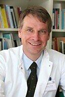 Der Chef des Münchner Instituts für Rechtsmedizin, Professor Matthias Graw (51), hat die beiden Mädchenleichen mitobduziert. 300 Leichenschauen führt er im Jahr durch. Jede Woche hat er es mit einem Tötungsdelikt zu tun. Er wird seine Befunde im Prozess vortragen.