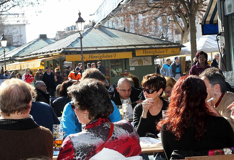 So bunt ist der Frühling: Dank der Sonne haben gestern viele Münchner erstmals in diesem Jahr ihre Mittagspause im Freien verbracht.