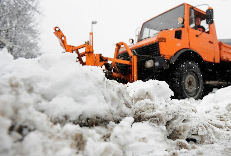 Großeinsatz für die Münchner Räumfahrzeuge: Die Schneemassen sind dieser Tage kaum zu bewältigen.