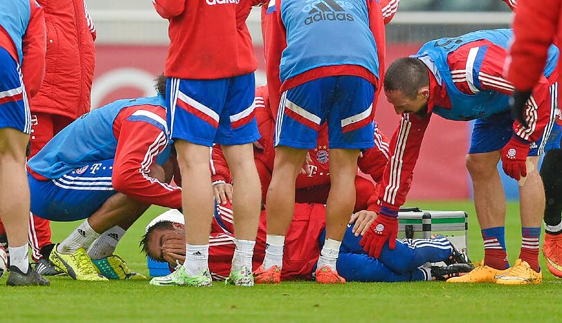 Der FCB-Schock in Bildern - hier wird der verletzte Philipp Lahm beim Training abtransportiert!
