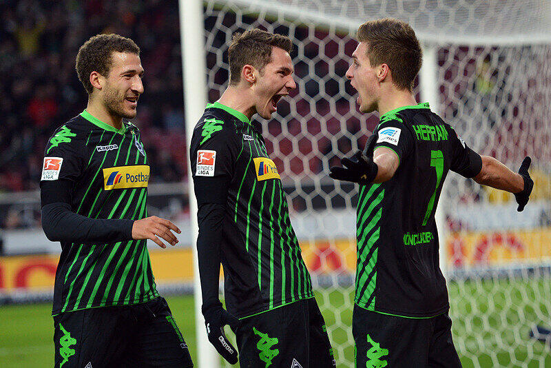 VfB Stuttgart - Borussia Mönchengladbach in der Mercedes-Benz-Arena. Patrick Herrmann (r-l), Branimir Hrgota und Fabian Johnson aus Mönchengladbach jubeln über das 1:0 durch Hermann.