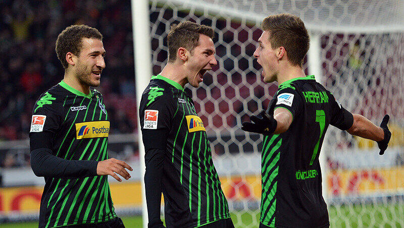 VfB Stuttgart - Borussia Mönchengladbach in der Mercedes-Benz-Arena. Patrick Herrmann (r-l), Branimir Hrgota und Fabian Johnson aus Mönchengladbach jubeln über das 1:0 durch Hermann. VfB Stuttgart - Borussia Mönchengladbach in der Mercedes-Benz-Arena. Patrick Herrmann (r-l), Branimir Hrgota und Fabian Johnson aus Mönchengladbach jubeln über das 1:0 durch Hermann.